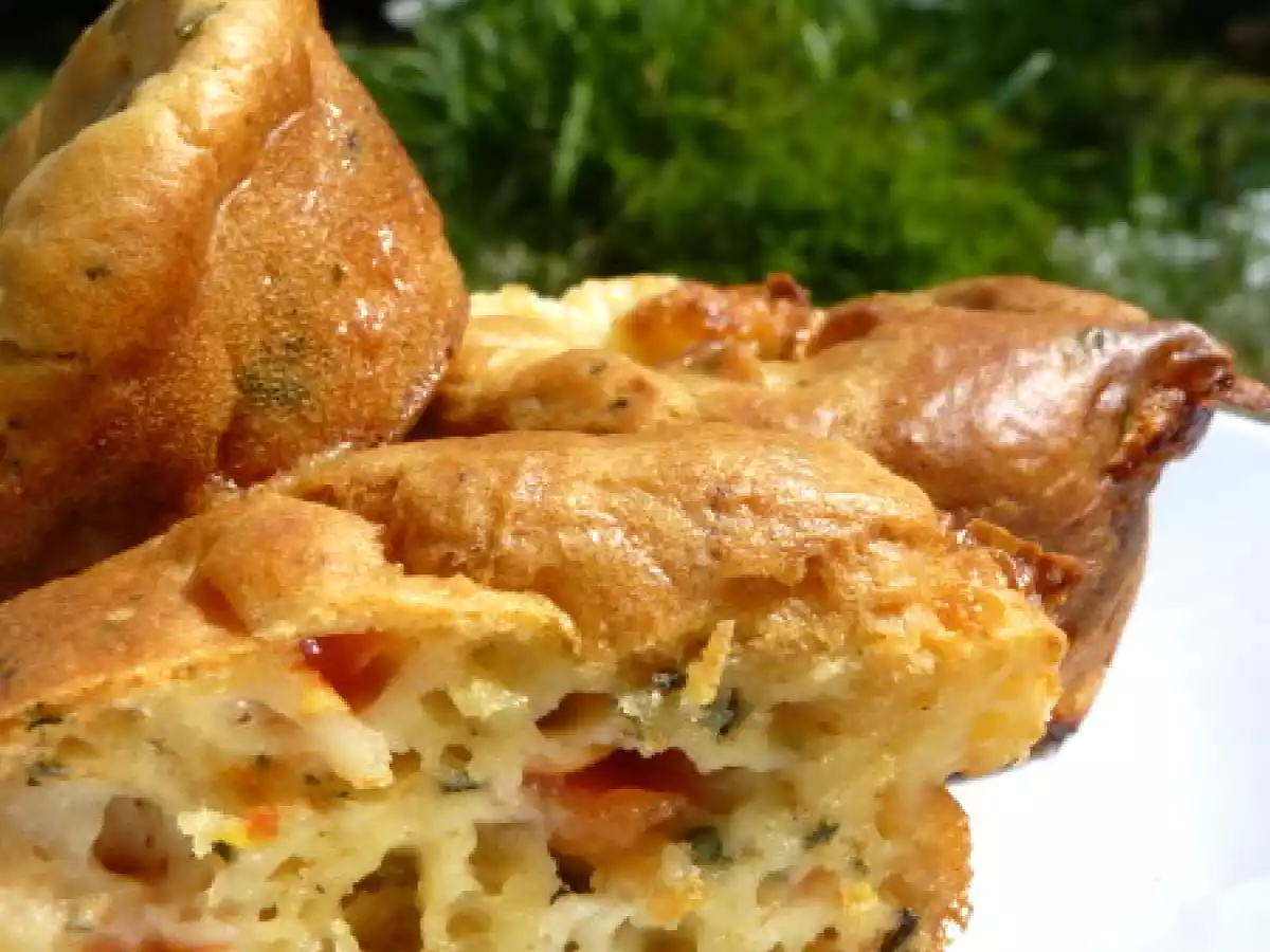 MUFFINS A LA TOMATE, MOZZARELLA ET BASILIC