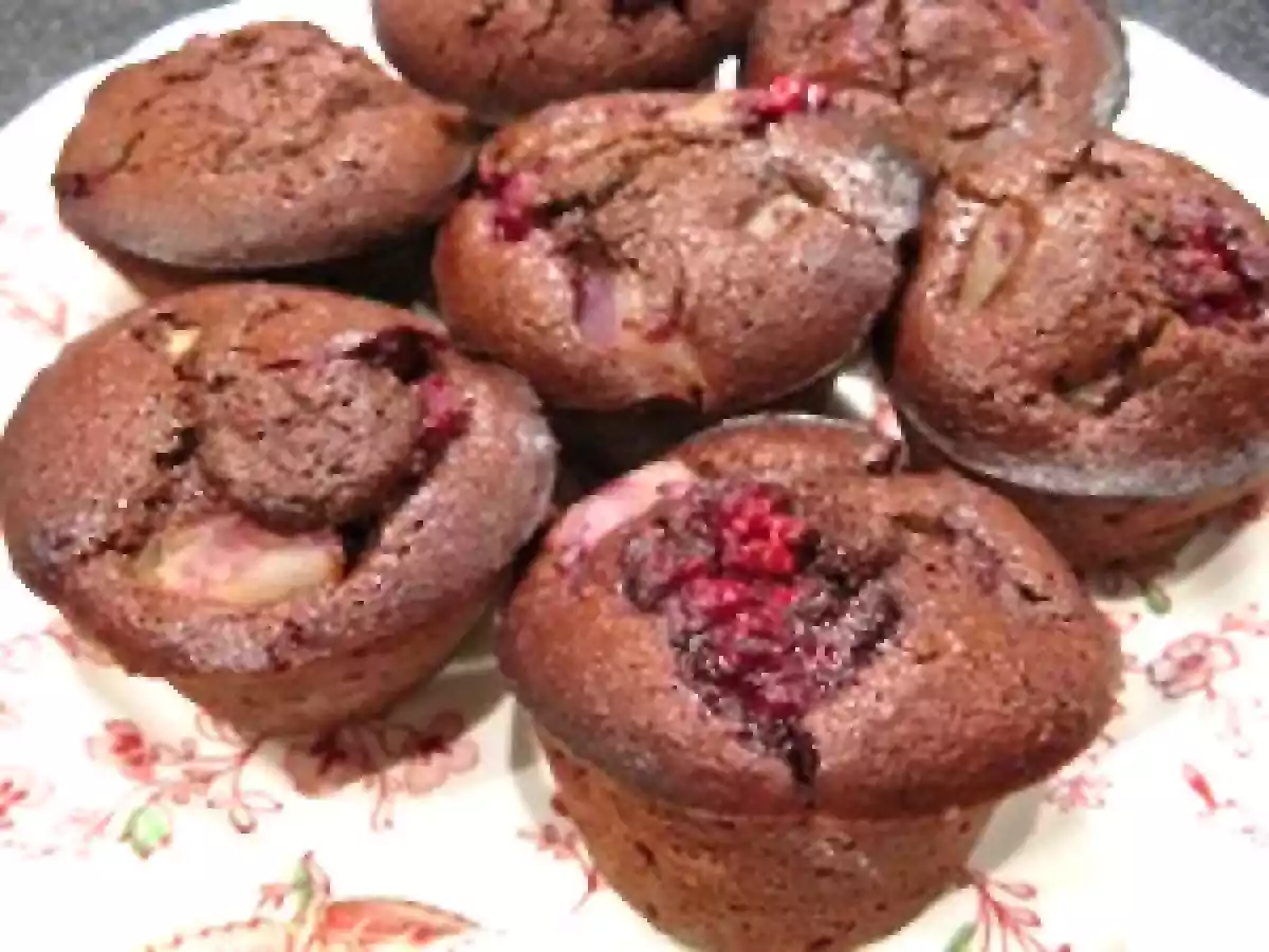 Muffins au chocolat, aux framboises et aux poires.