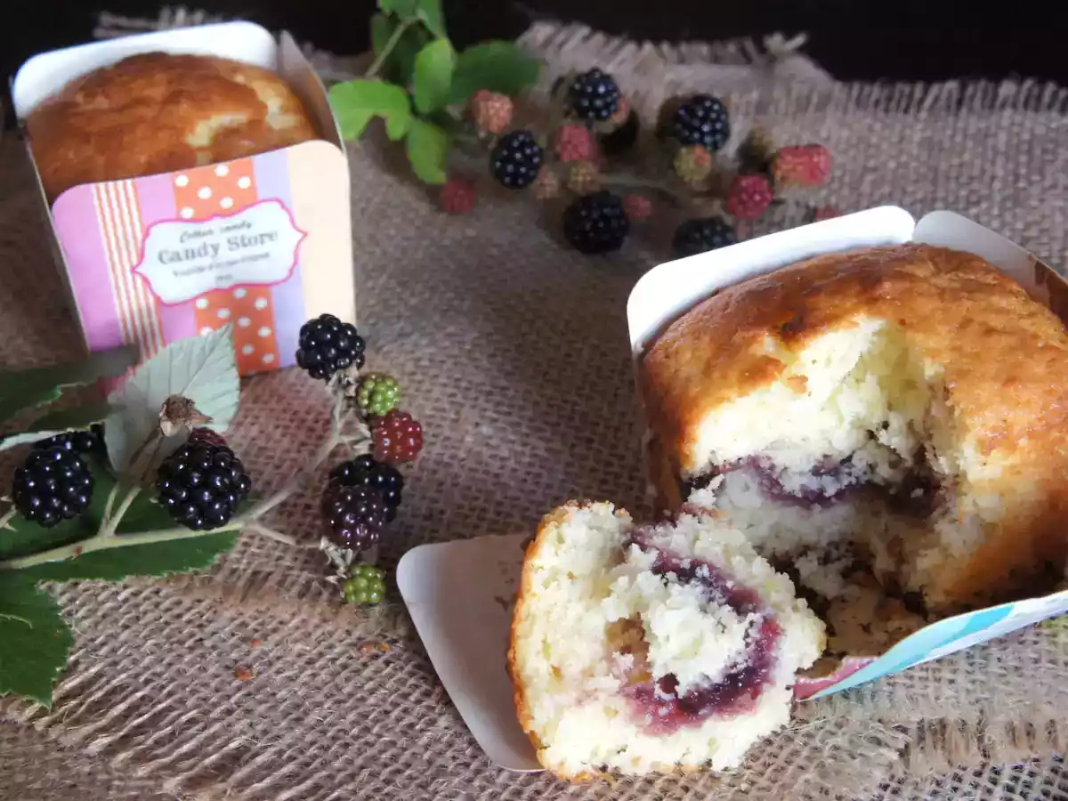 Muffins au citron fourrés à la confiture de mûres