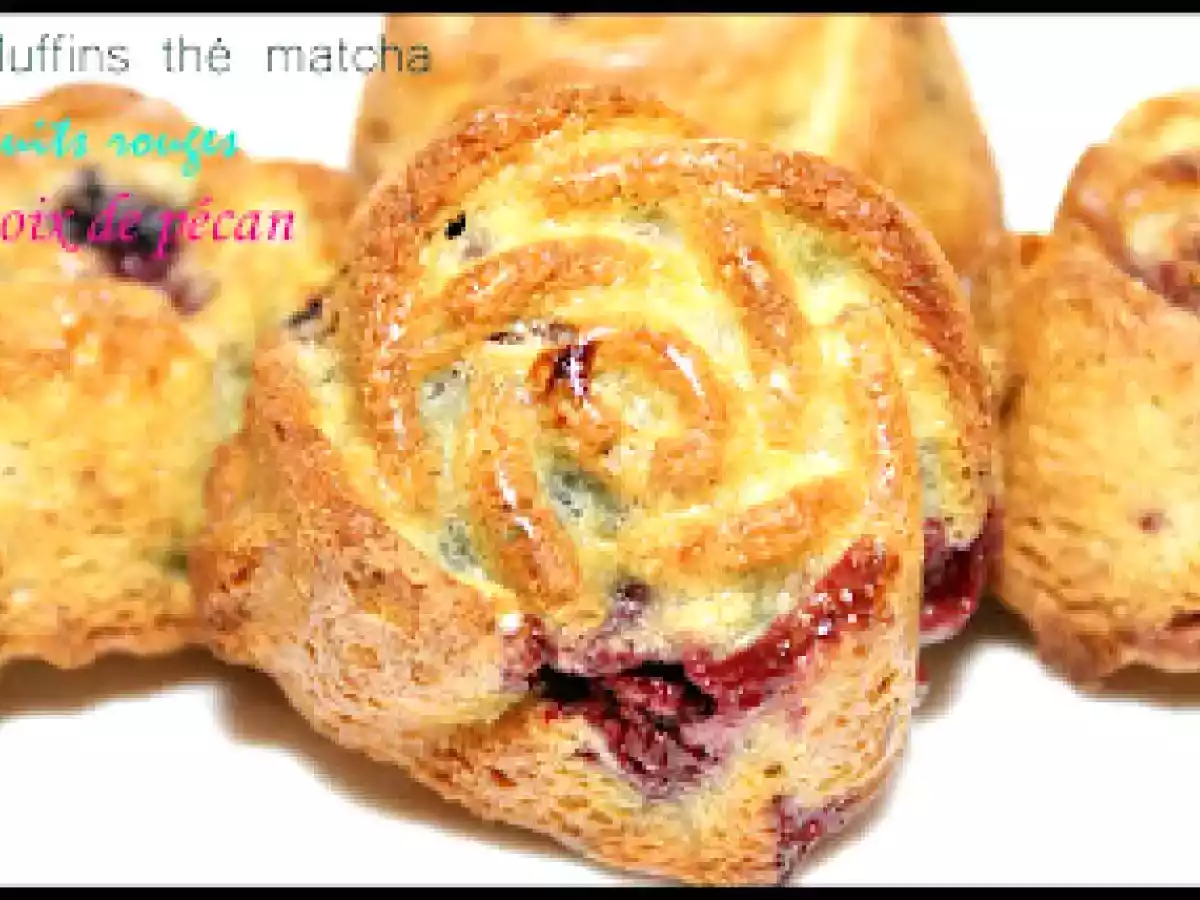 Muffins au thé matcha, fruits rouges et noix de pecan