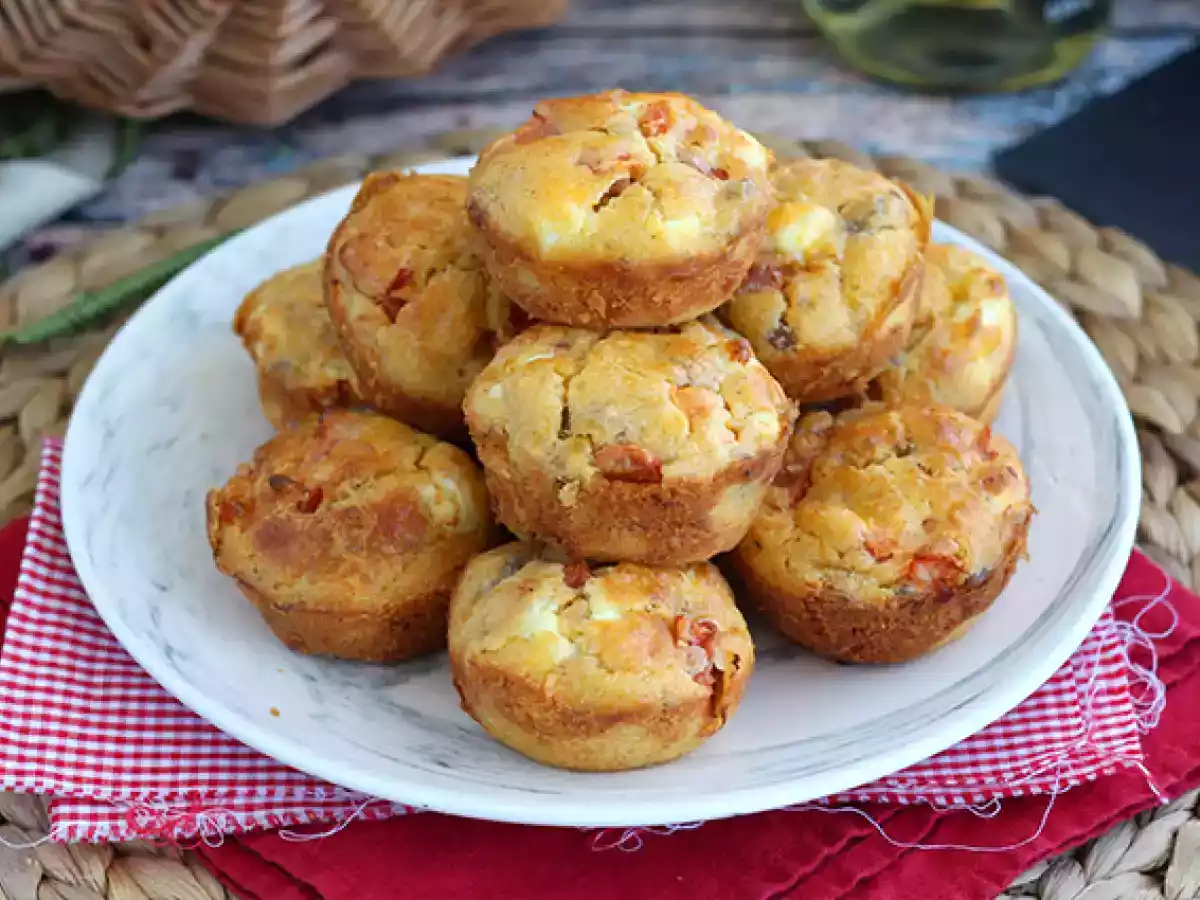 Muffins au thon, tomate et feta