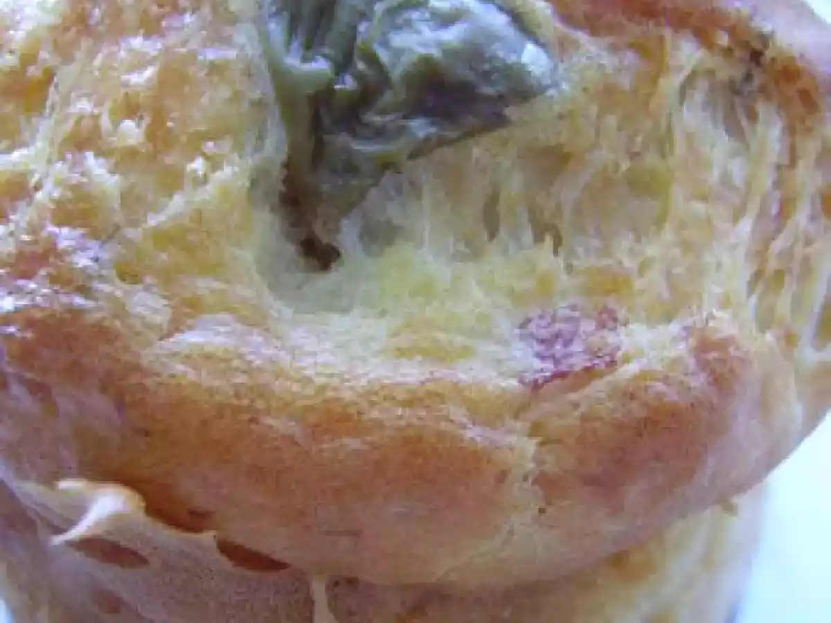 Muffins aux lardons et aux olives.