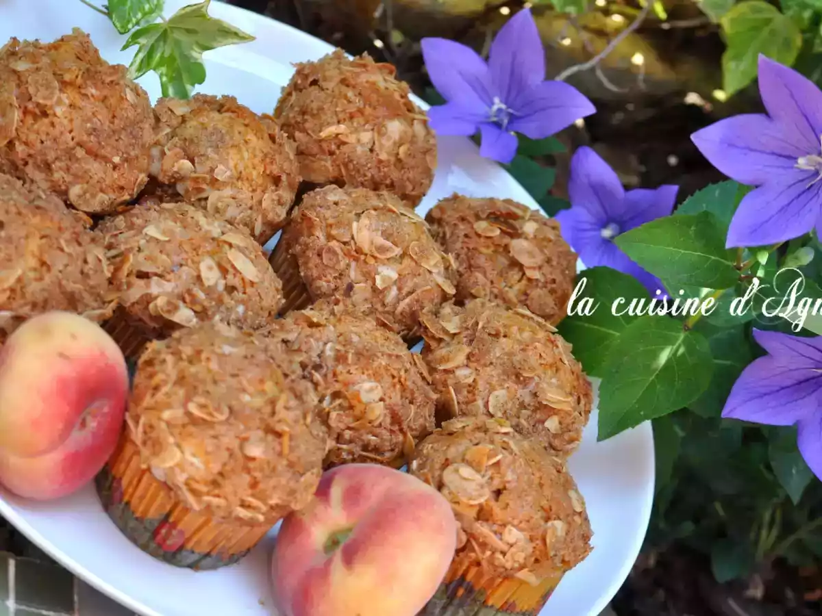 Muffins aux pêches de vigne croquants aux amandes