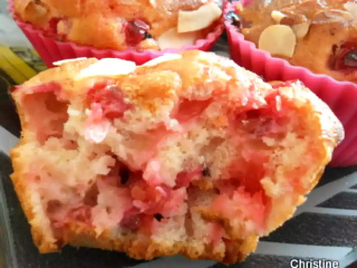 Muffins groseilles-pralines roses-amandes