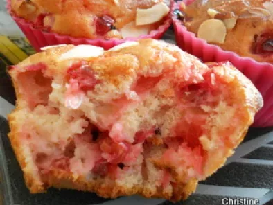 Muffins groseilles-pralines roses-amandes
