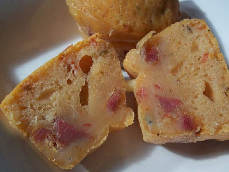 Muffins (sans oeuf) au lomo, Sainte-Maure, tomates et feta