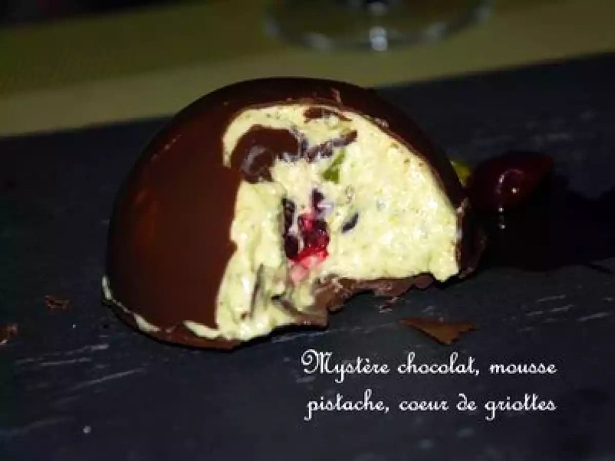Mystères chocolat, mousse de pistache, coeur de griottes