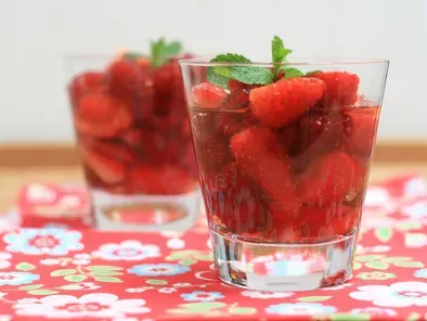 Nage de fraises & framboises au thé à la menthe