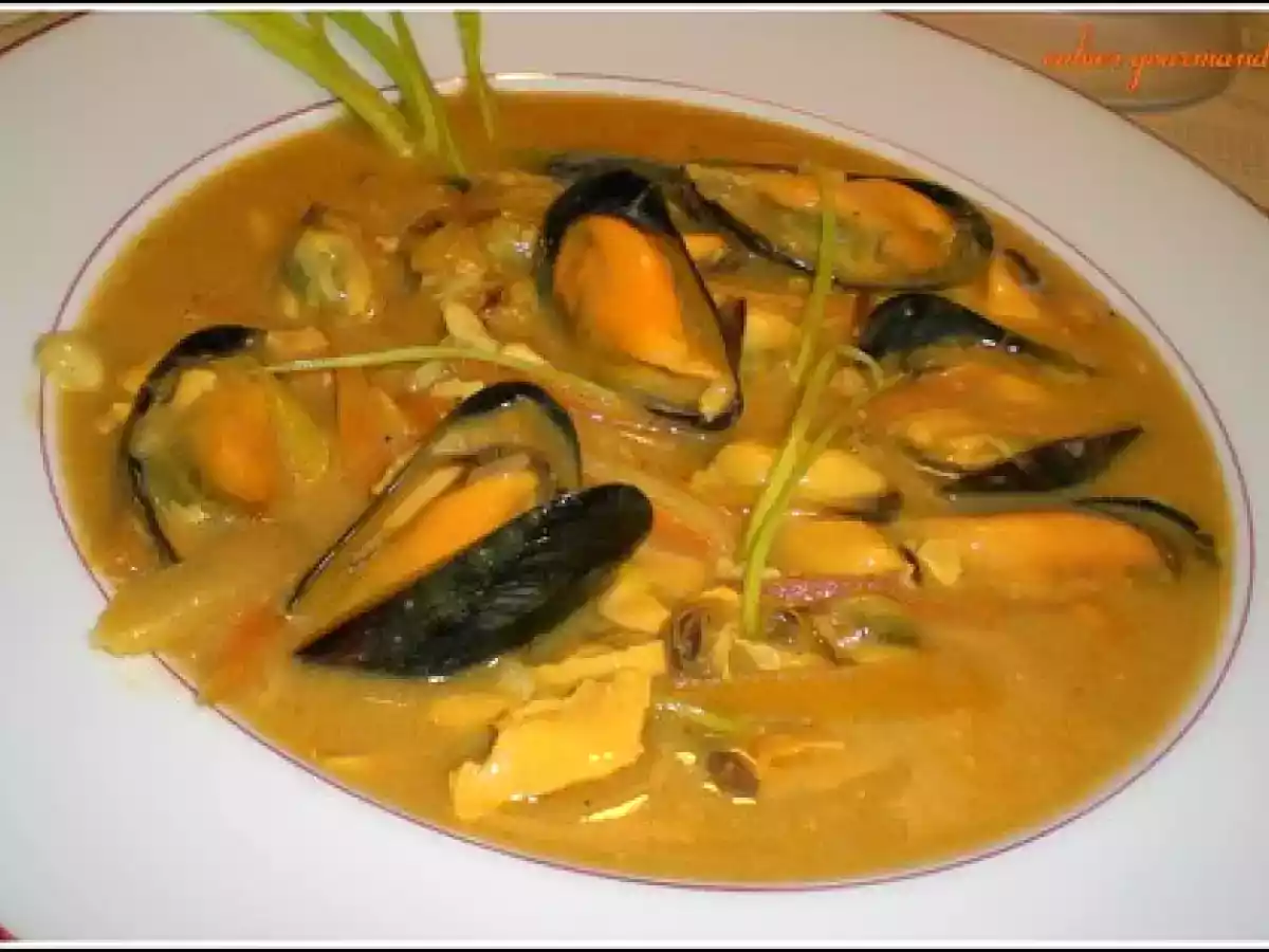 Nage de moules de bouchot à la bisque de homard et safran