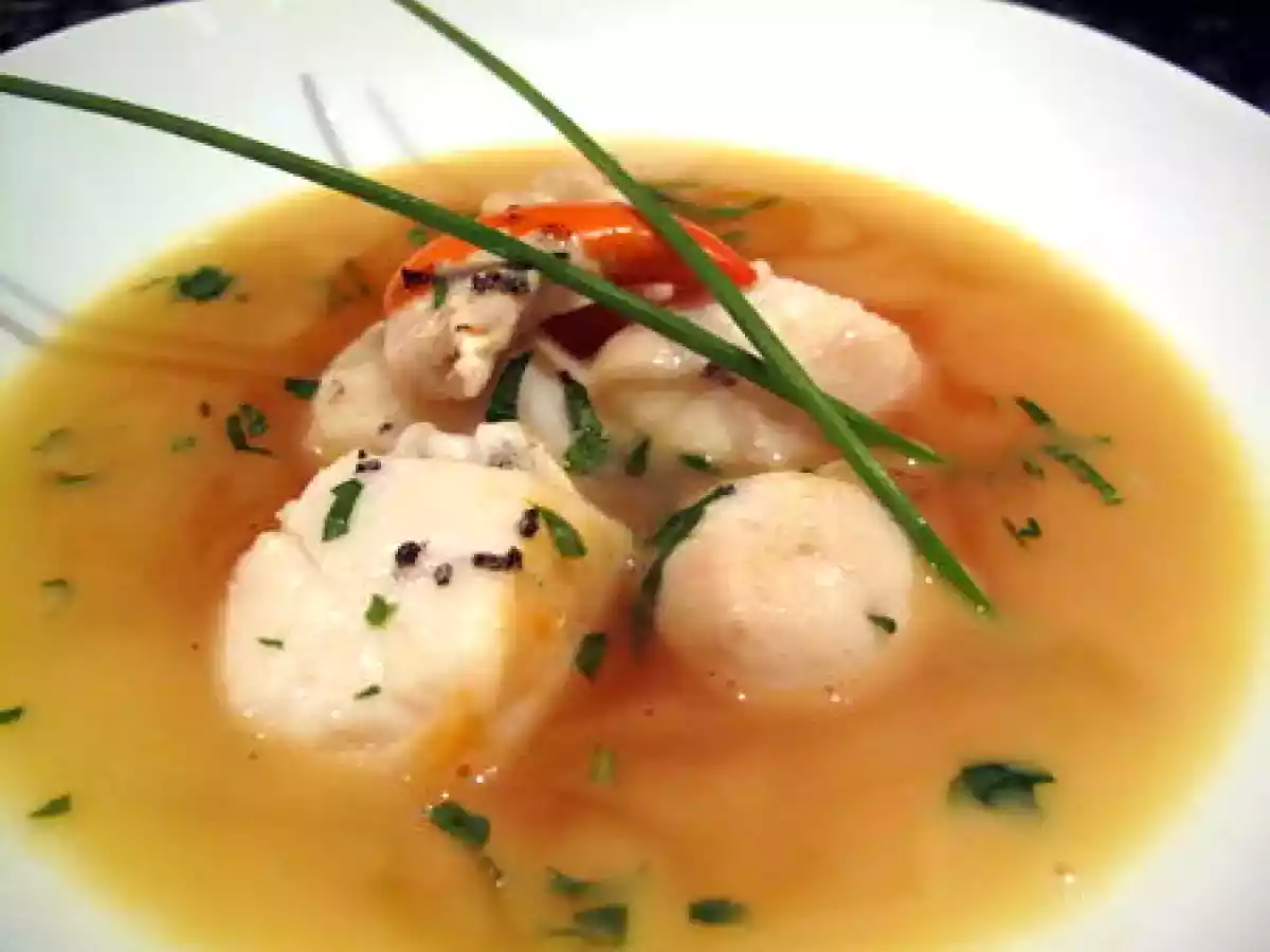 Nage de St Jacques au caramel de citron confit, poivre vert et beurre salé