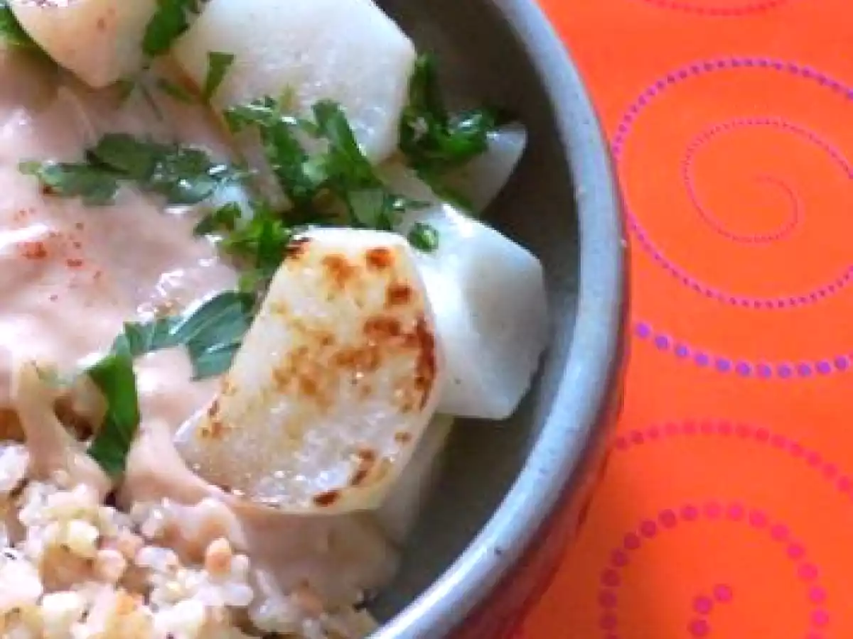 Navets glacés, méli-mélo de céréales et sauce cacahuète