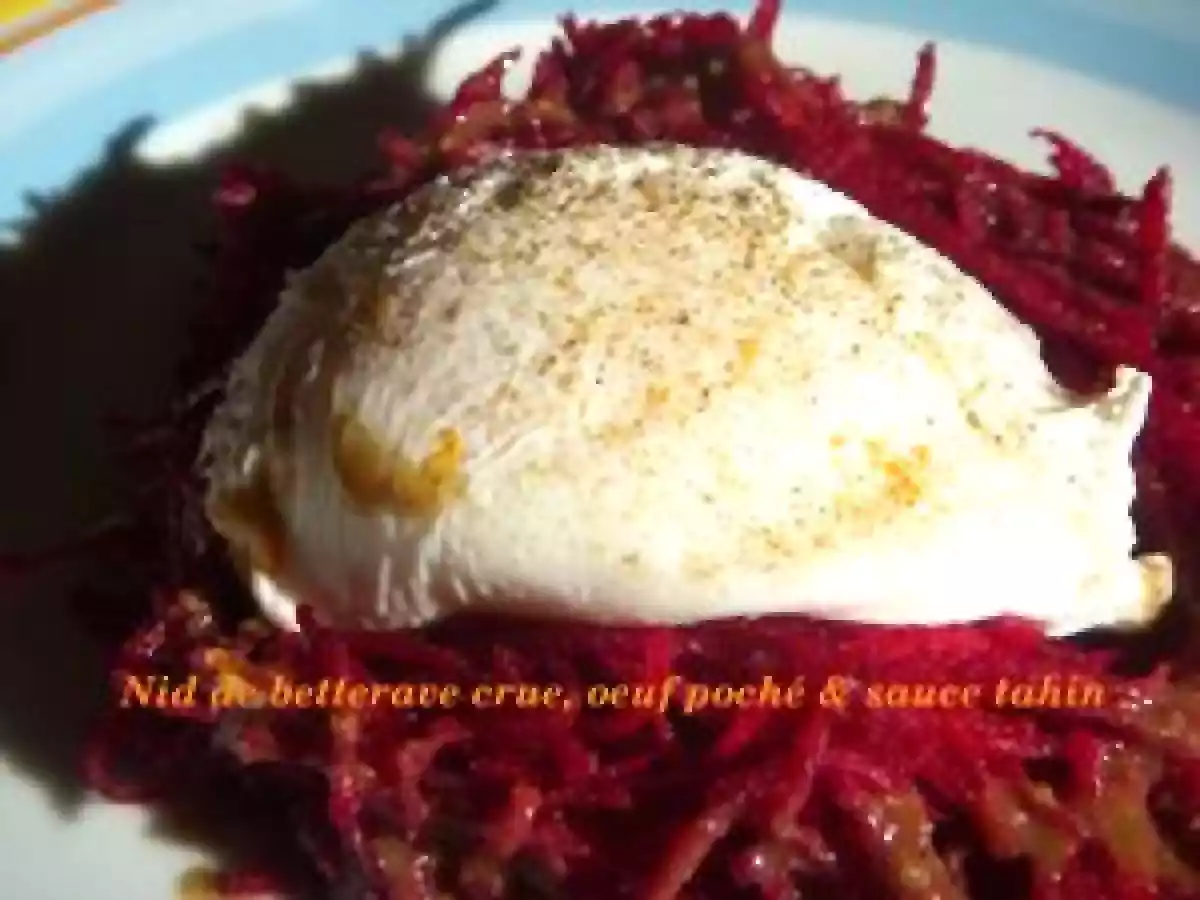 Nid de betterave crue, oeuf poché & sauce tahini