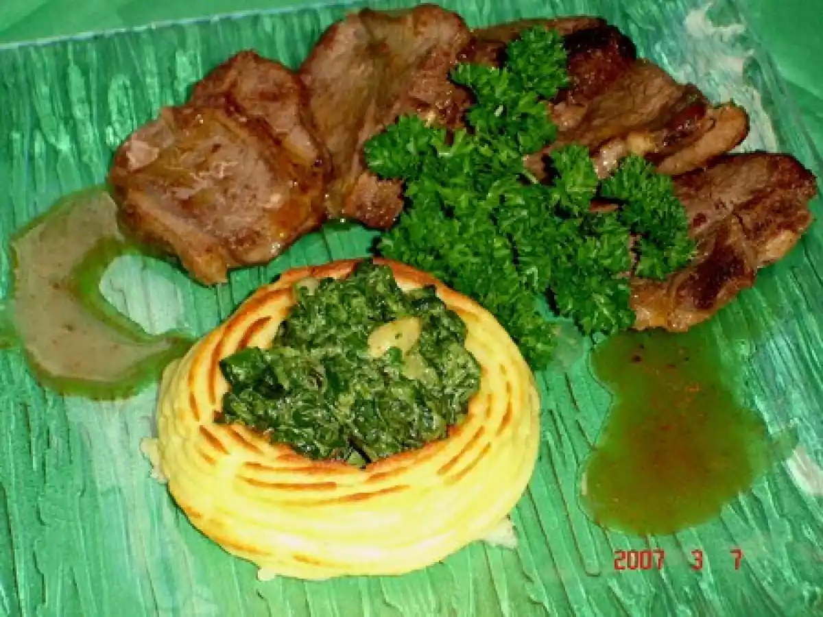 Nids de purée aux épinards/ et aux carottes