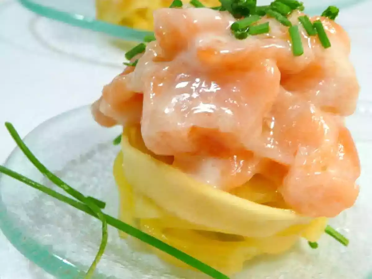 Nids de tagliatelles et tartare de saumon fumé.