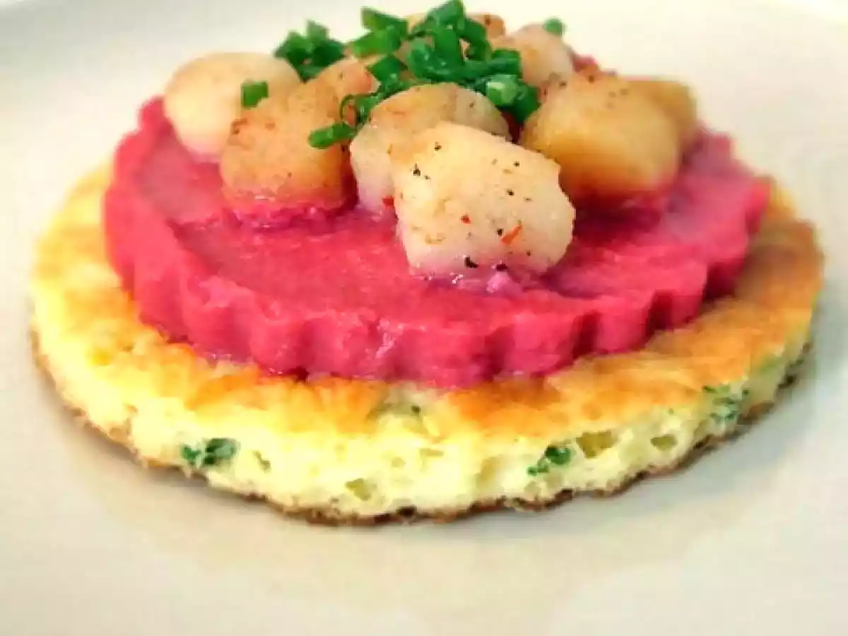 Noix de pétoncles, purée de betteraves et blinis maison