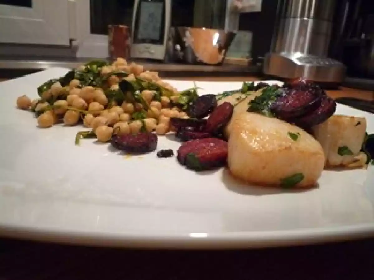 NOIX DE SAINT-JACQUES AU CHORIZO