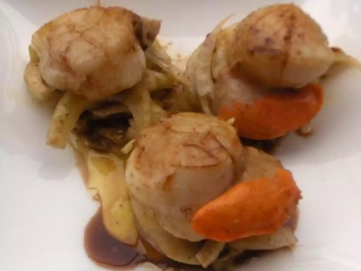 Noix de Saint-Jacques au fenouil mariné au curry