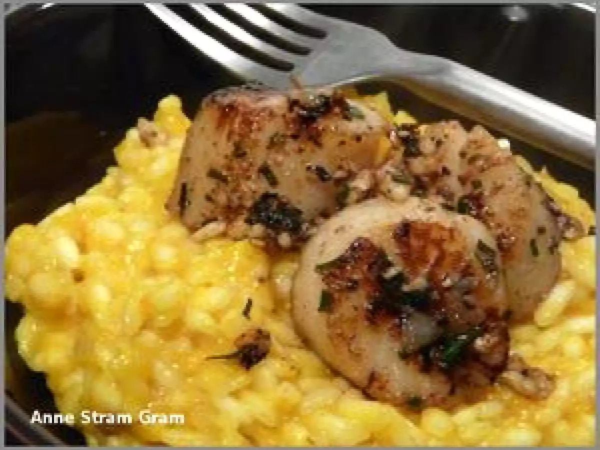 Noix de Saint Jacques aux noisettes sur risotto à la carotte