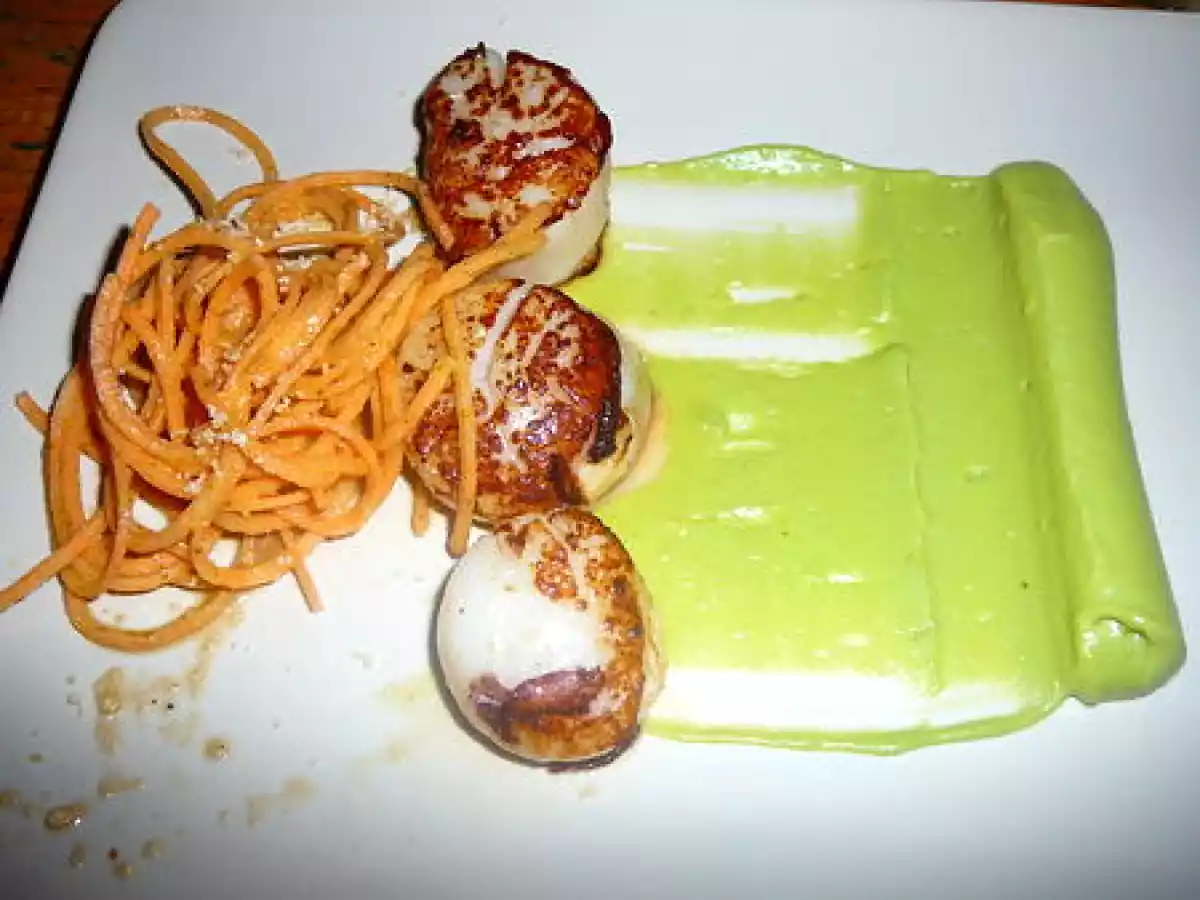 Noix de Saint-Jacques, avocat grillé et fils de patate douce