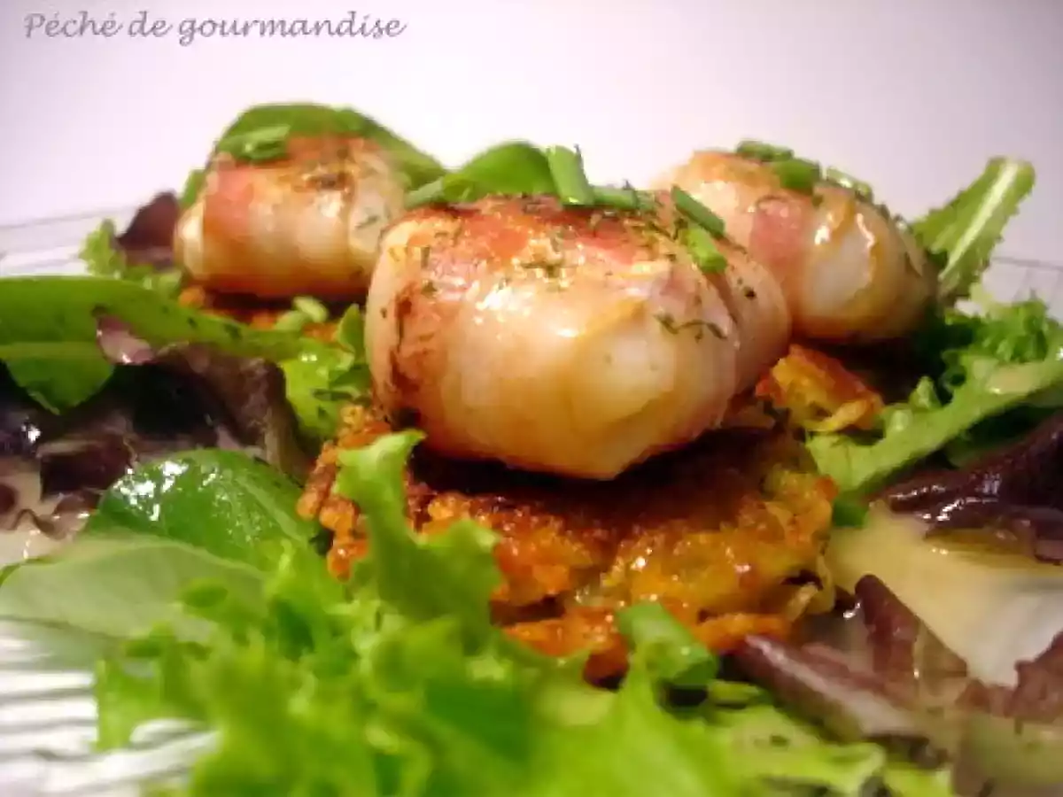 Noix de Saint-Jacques en robe de lard sur galettes croustillantes