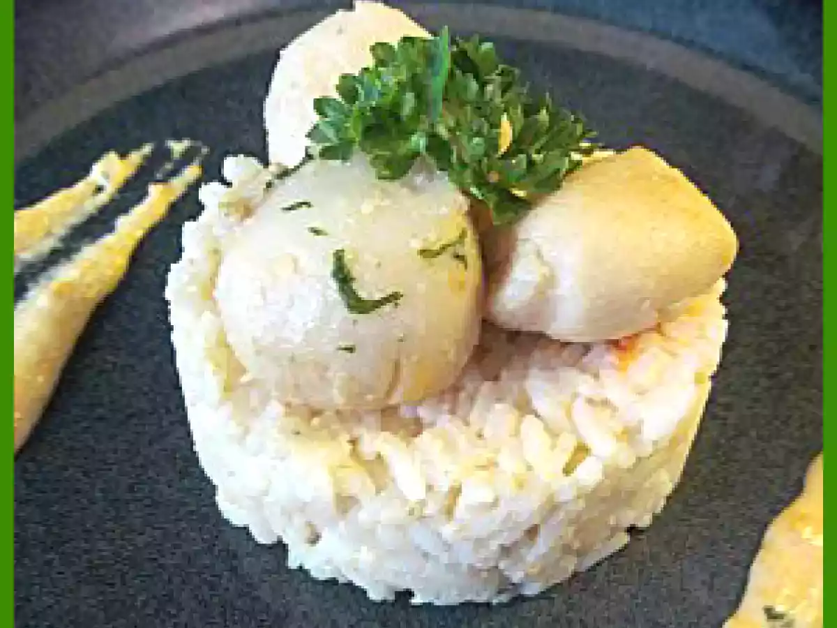 Noix de Saint-Jacques flambées, sauce corail