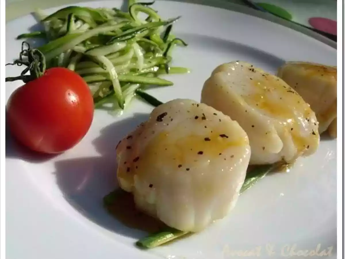 ** Noix de Saint jacques poêlées au caramel d' agrumes et petit tartare de courgette **