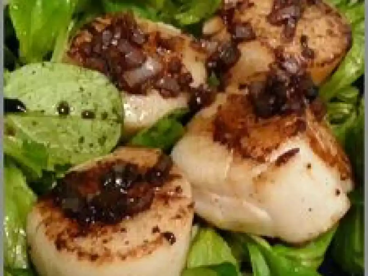 Noix de Saint Jacques sautées au Porto sur lit de mâche