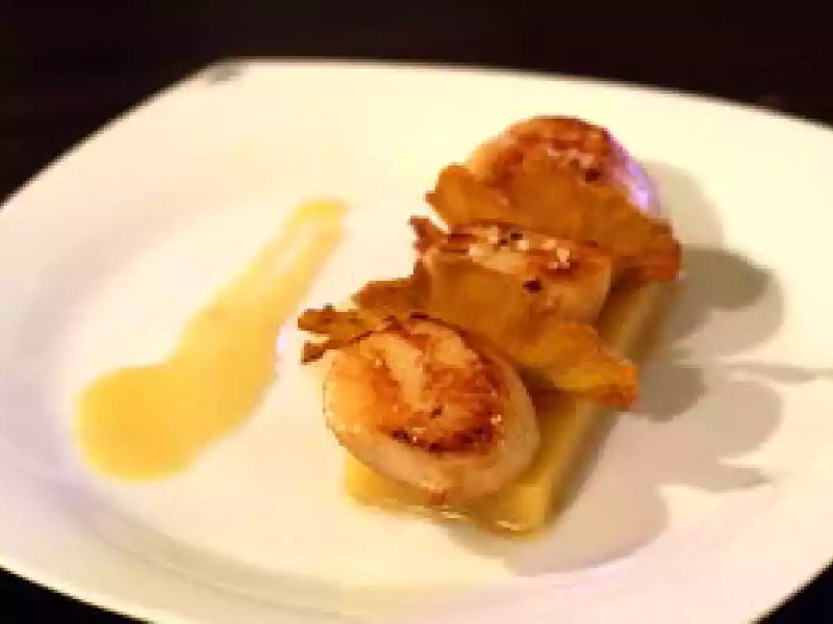 Noix de Saint Jacques snackées, ananas et cardamome