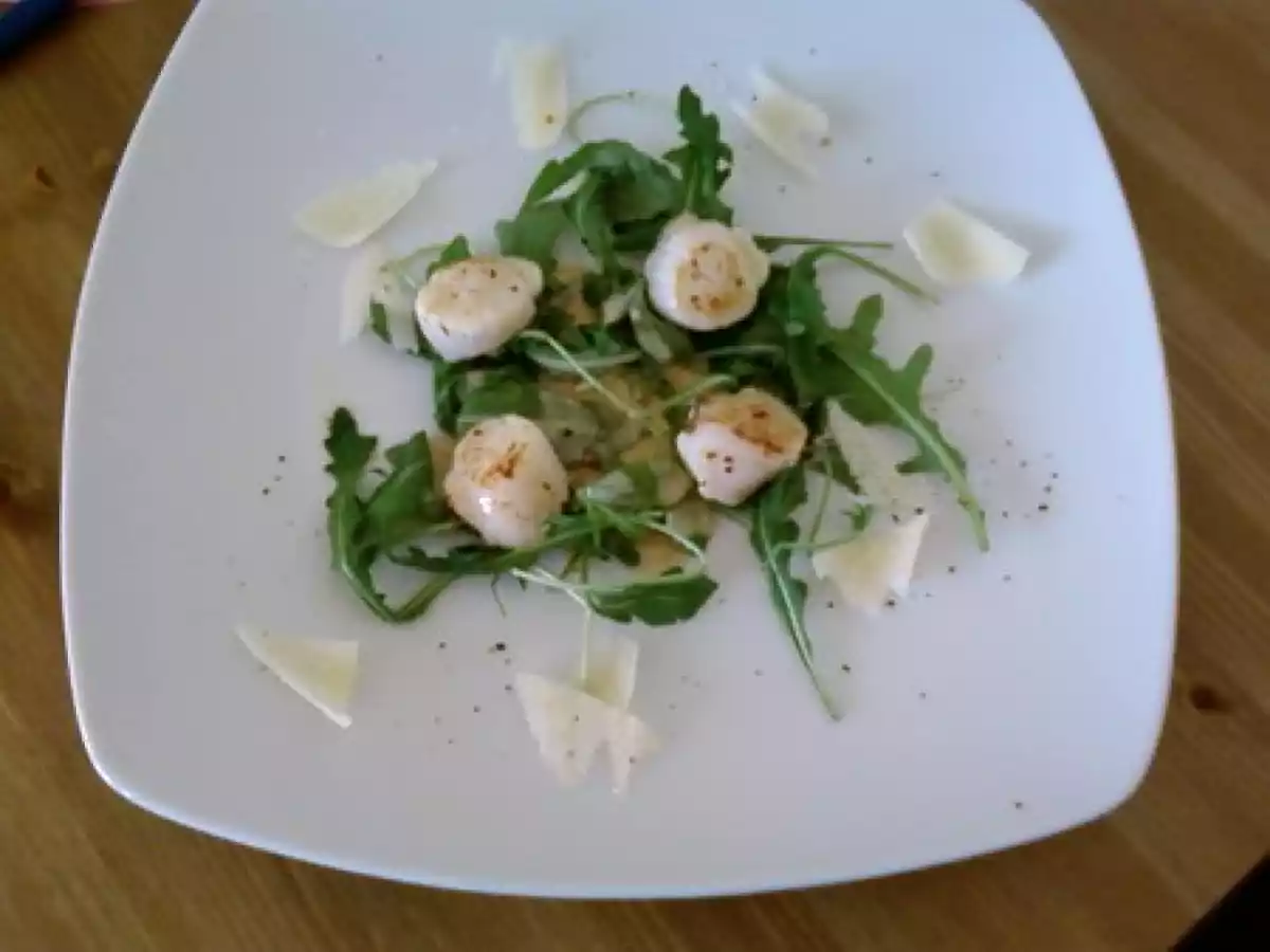 Noix de Saint-Jacques sur lit de roquette et copeaux de parmesan - photo 2