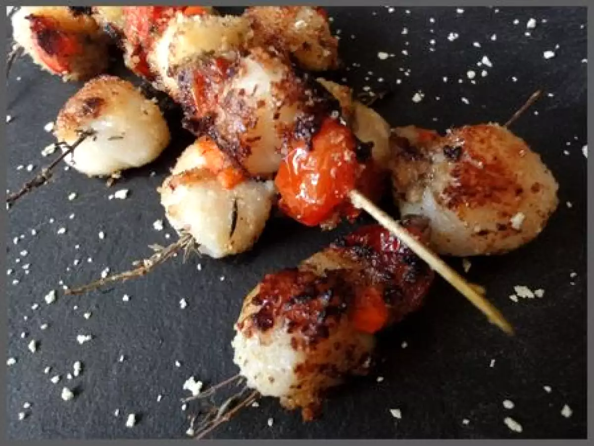 Noix de St Jacques en brochettes de thym et panées aux noisettes