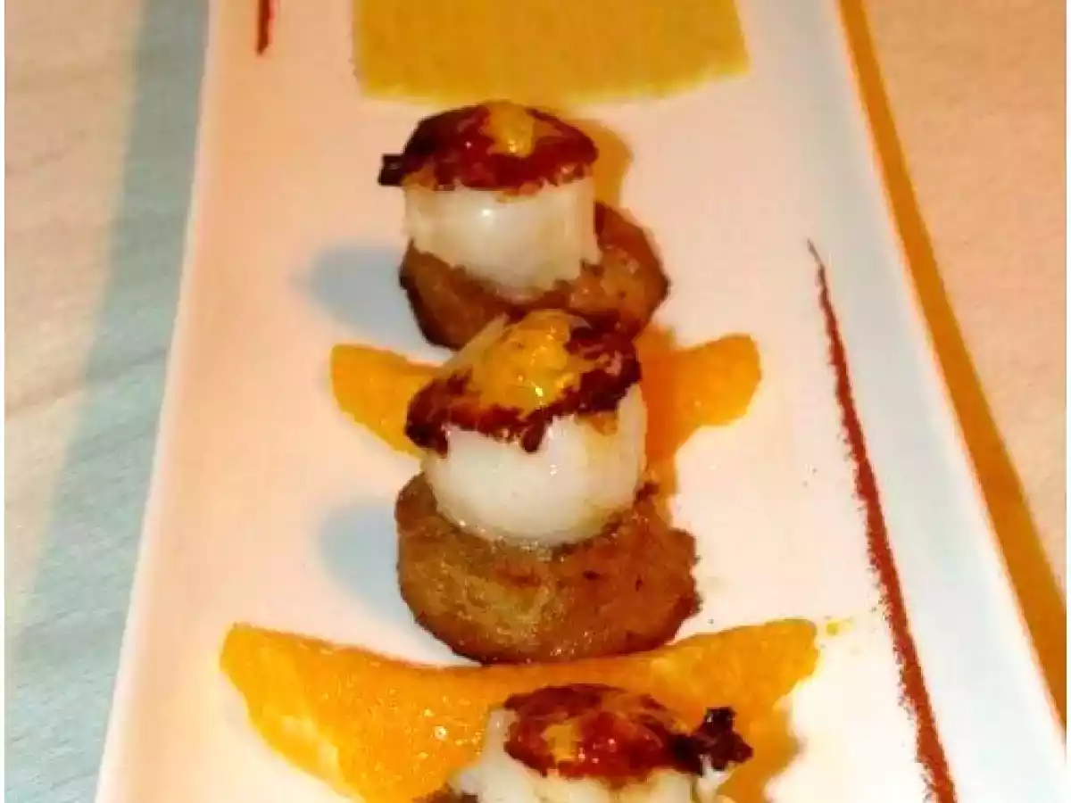 Noix de St Jacques sur Flans d'endives braisées aux oranges et pâtes aux agrumes