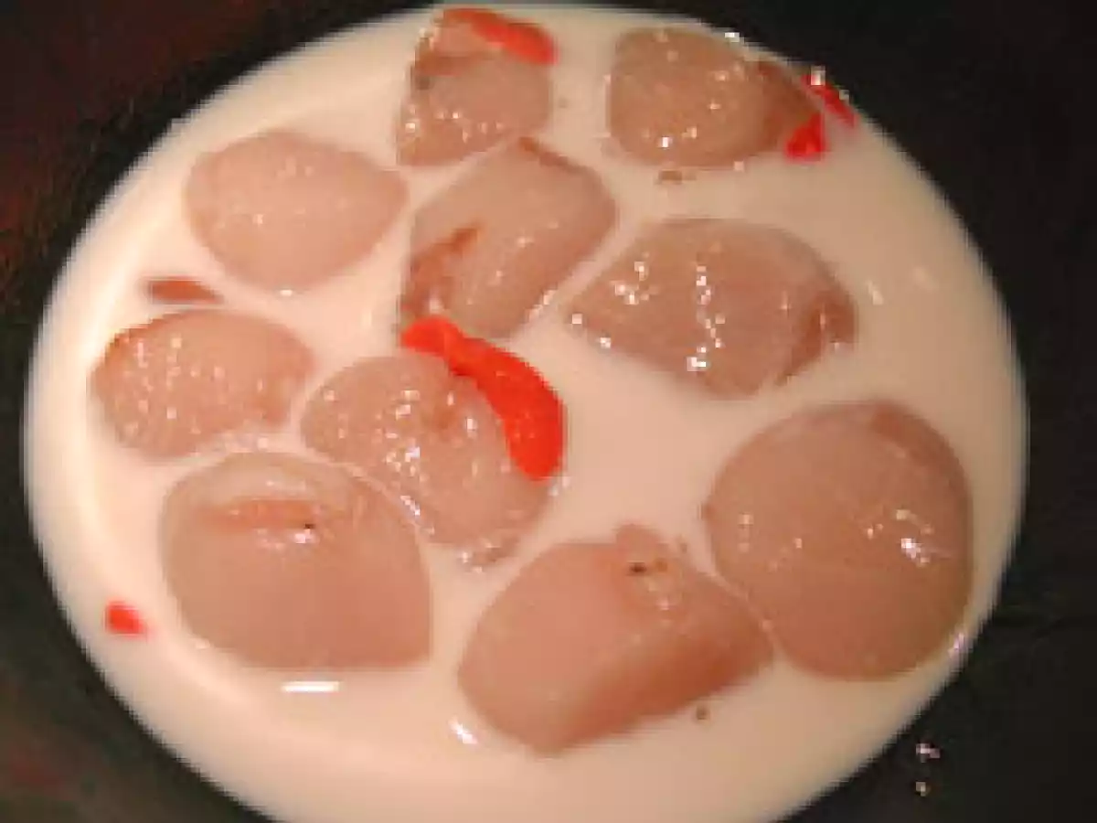 Noix Saint Jacques poêlées sur lit de crème de poireaux et fèves - photo 2