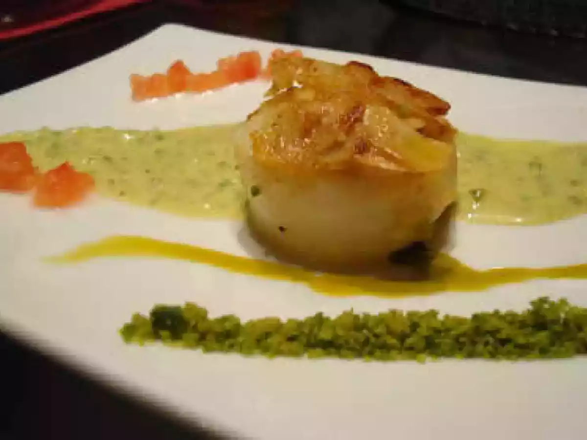 Noix St Jacques rôties aux amandes et crème de pistache