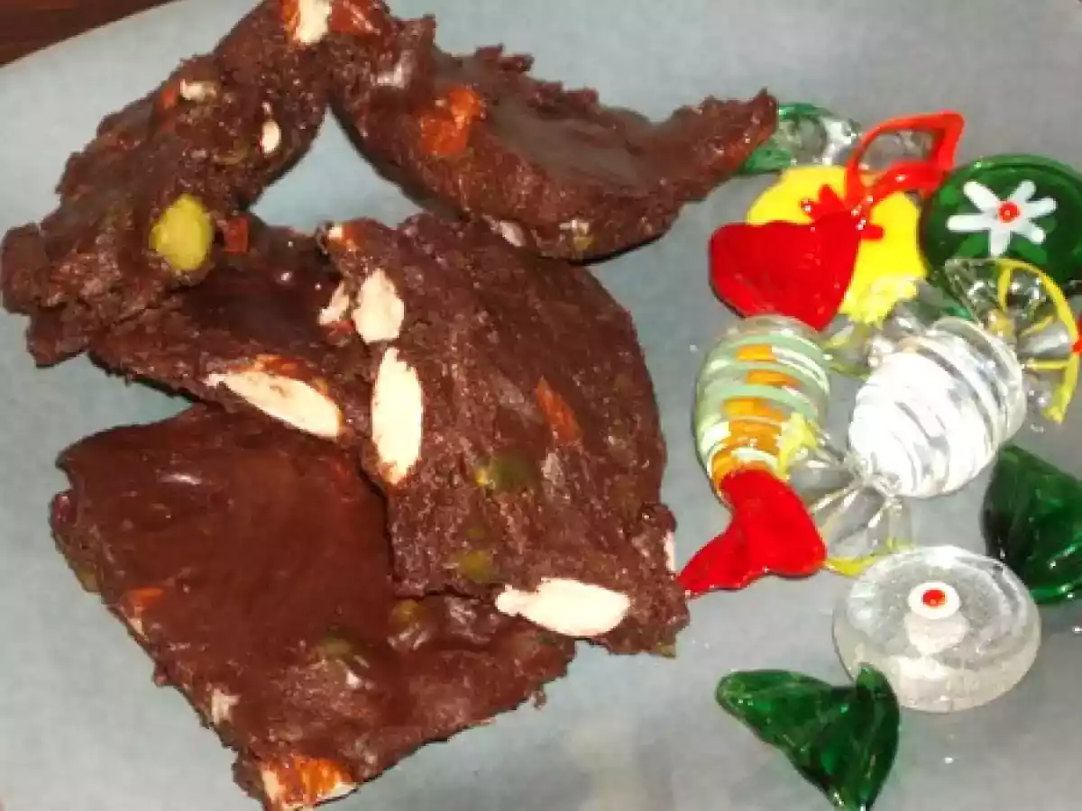 Nougat au chocolat noir, amandes et pistaches caramélisées