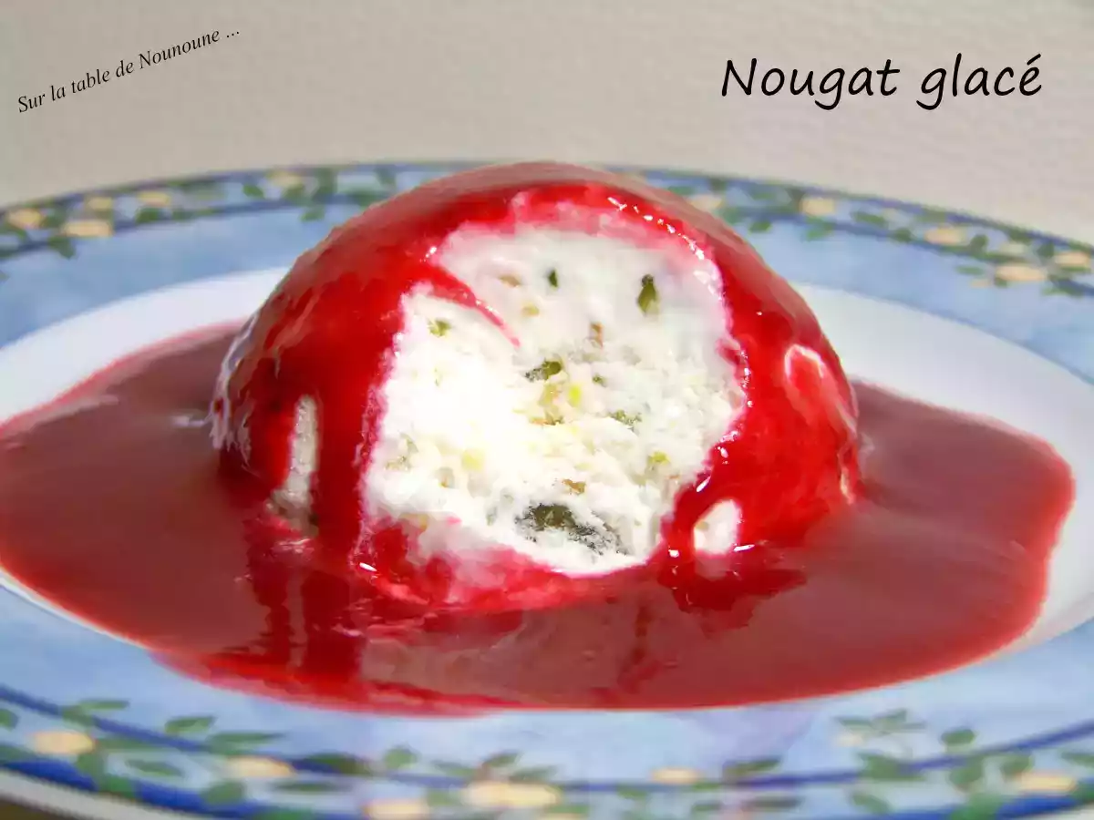 Nougat glacé au coulis de framboise