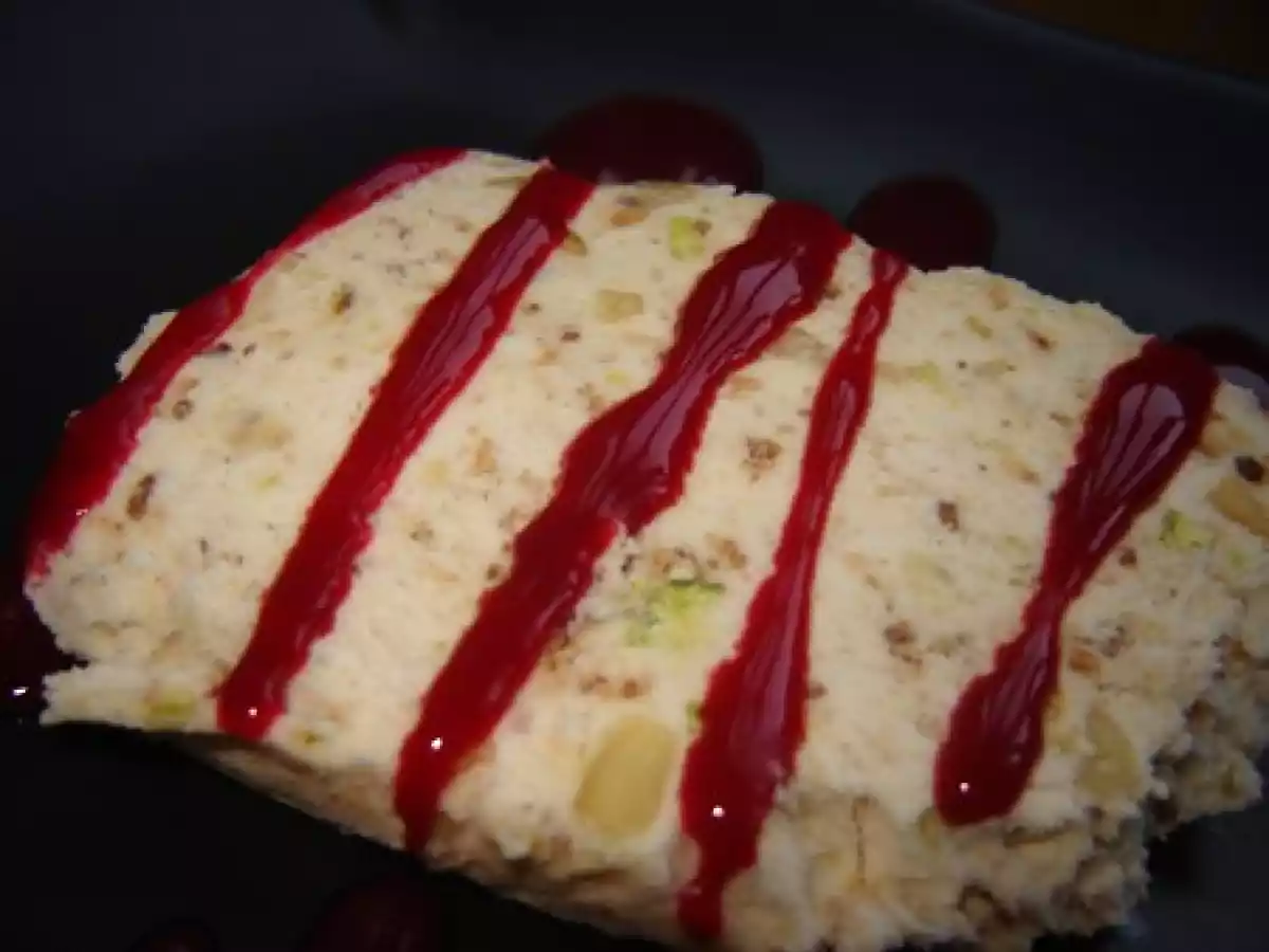 Nougat Glacé Pignons-Pistaches et son Coulis de Framboise