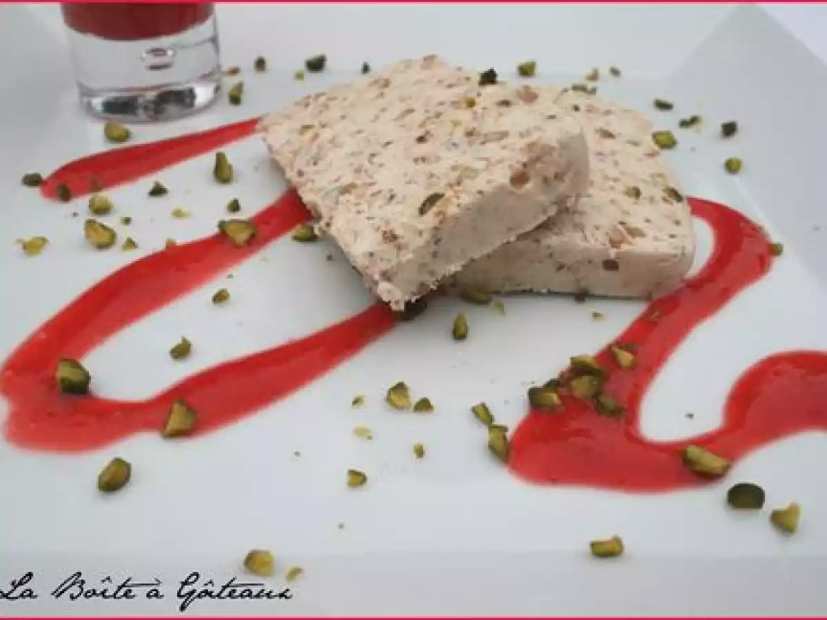 Nougat glacé & son coulis de fraise !