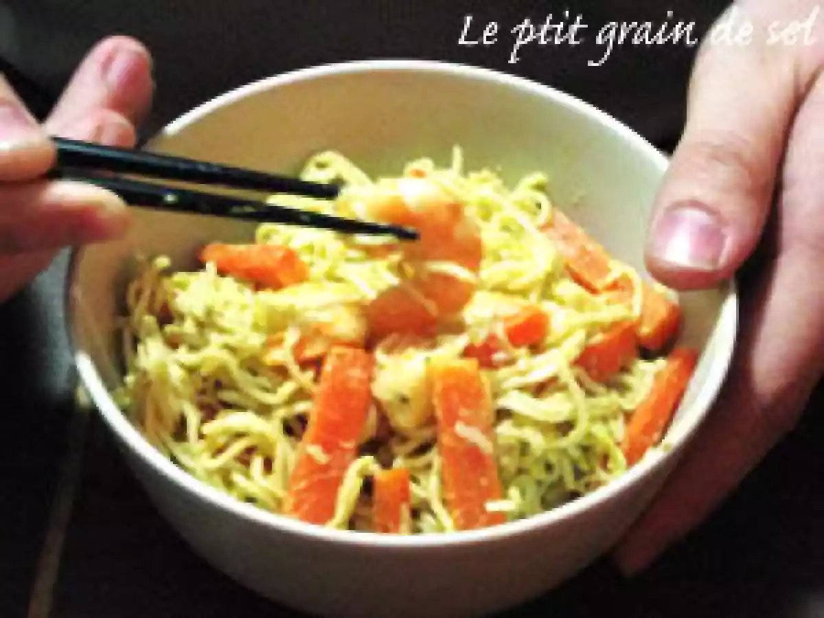 Nouilles asiat' au curry, crevettes, carottes et lait de coco