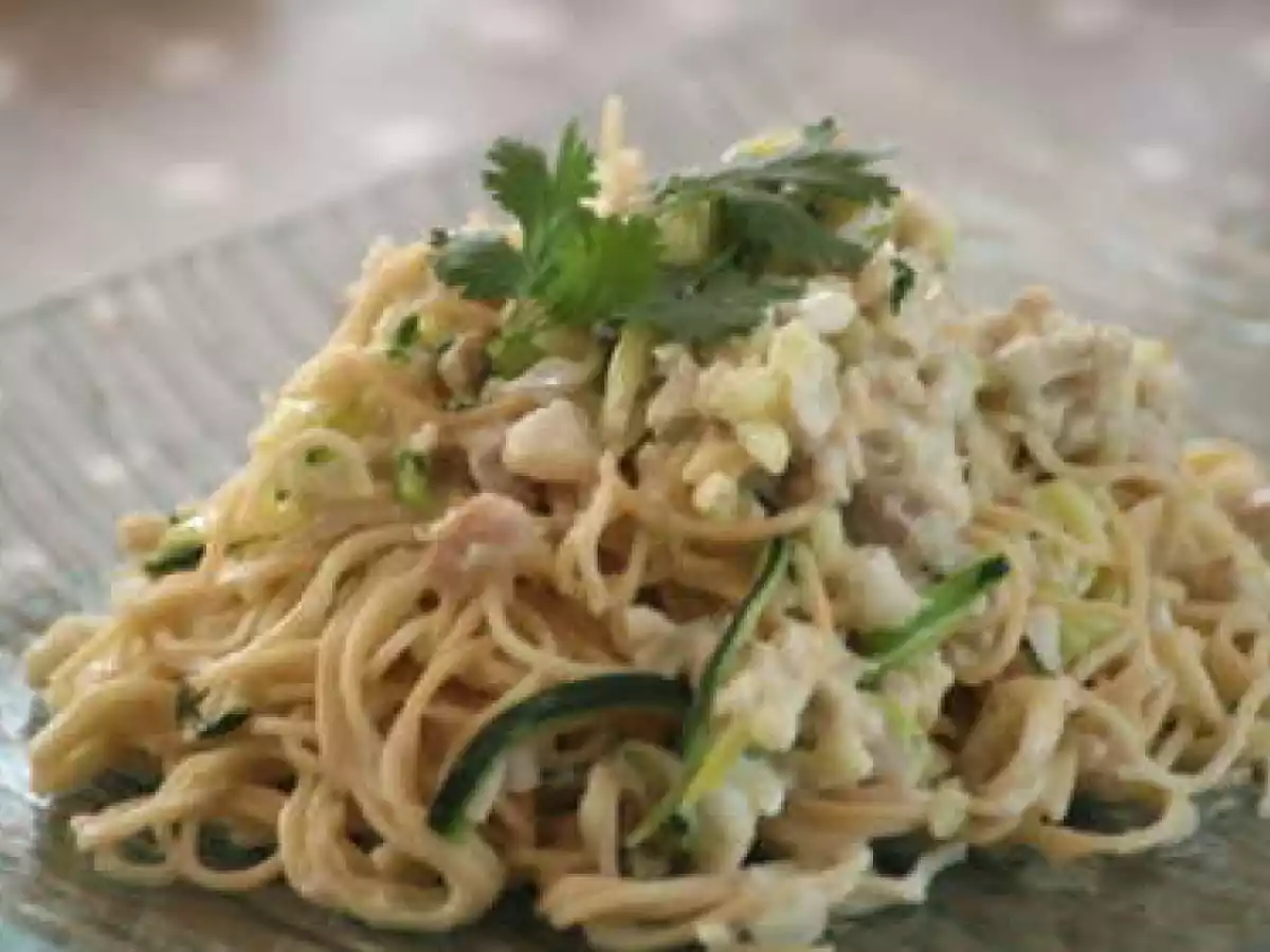 Nouilles asiatiques aux courgettes et aux poissons
