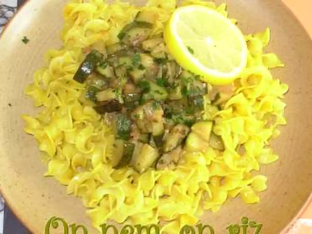 Nouilles au curcuma et aux courgettes citronnées