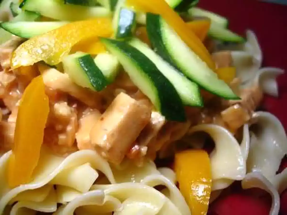 Nouilles aux oeufs et tofu en sauce à l'arachide