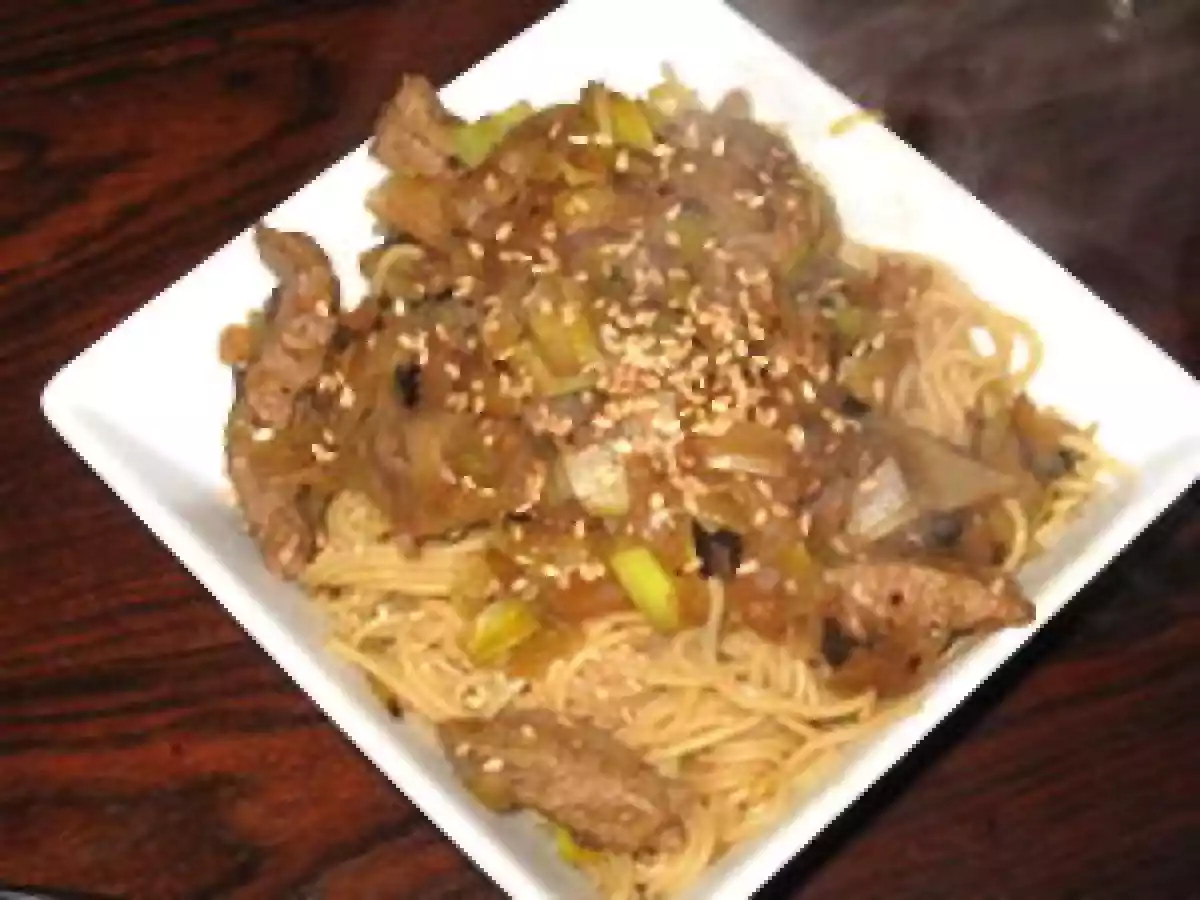 Nouilles chinoises au boeuf et poireaux