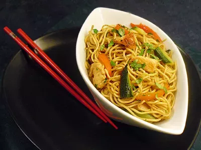 https://www.ptitchef.com/imgupl/recipe/nouilles-chinoises-au-poulet--36940p45349.jpg