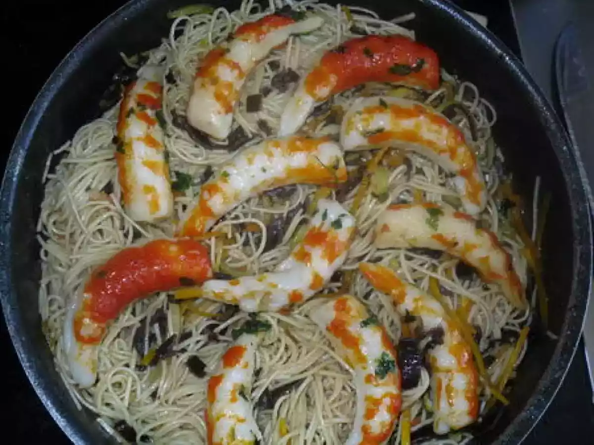 NOUILLES CHINOISES AUX LEGUMES ET SUBSTITUTS DE CREVETTES