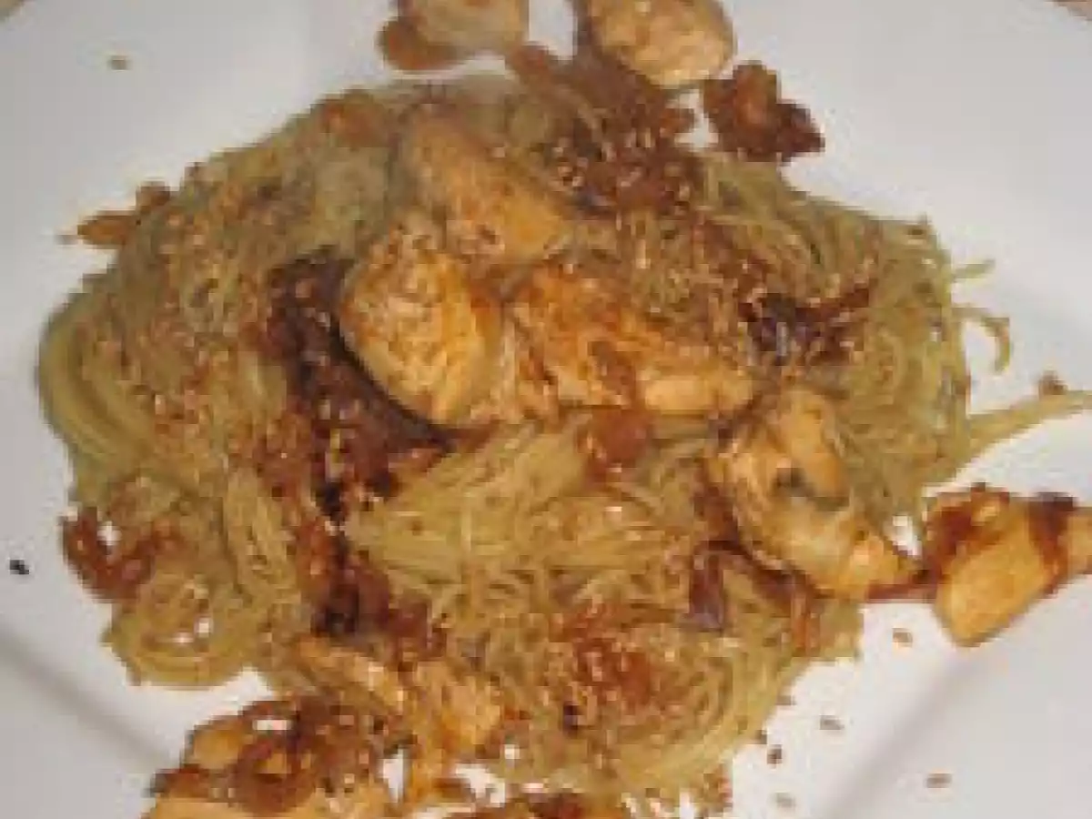 Nouilles chinoises sautées au poulet, à l'ail et au sésame