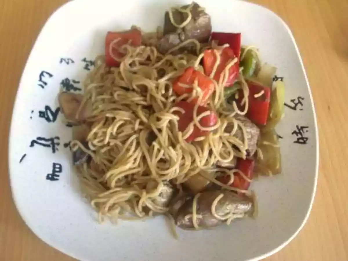 Nouilles chinoises sautées aux légumes et boeuf