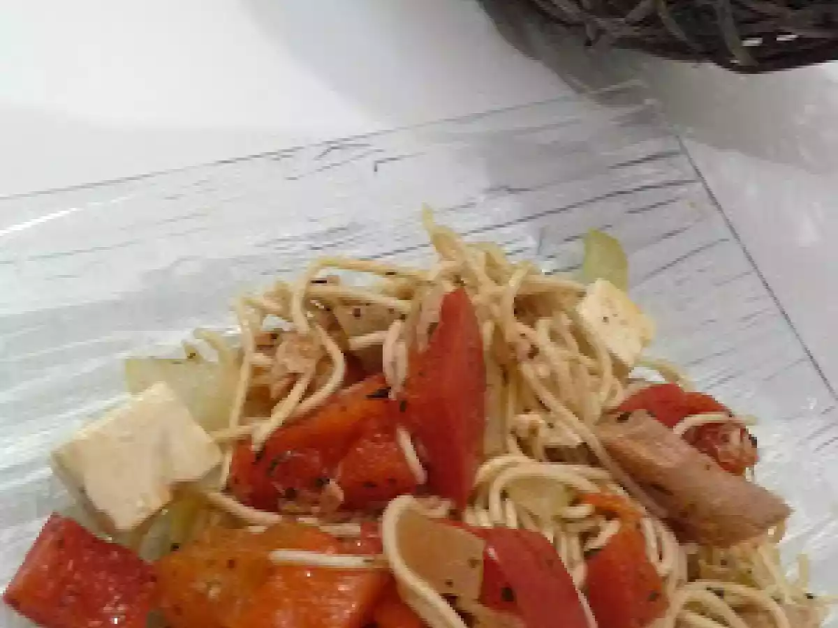 Nouilles complètes aux poivrons, thon et feta
