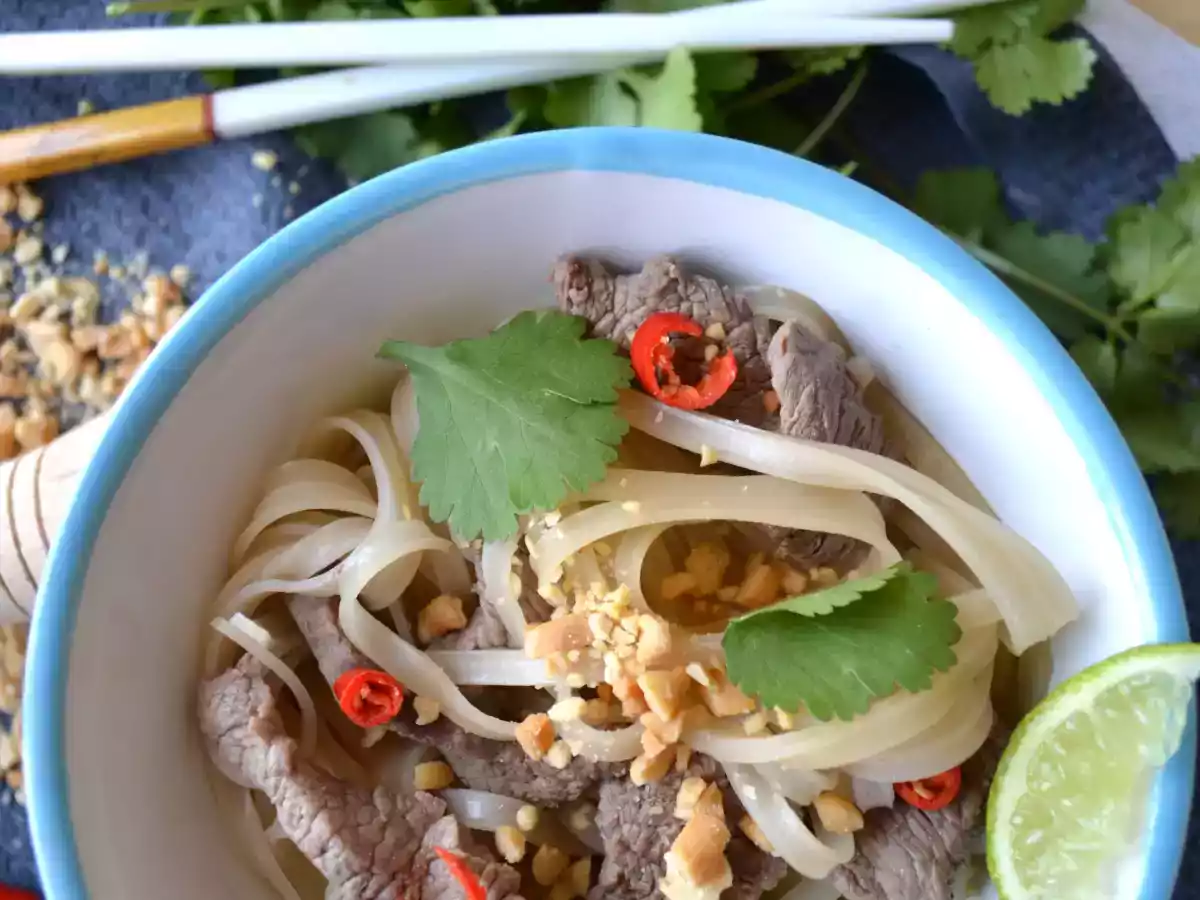 Nouilles de riz au boeuf, sauce sucré-salé