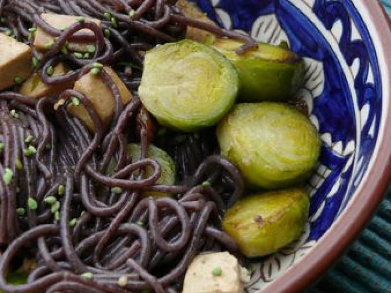 Nouilles de riz noires sautées aux choux de Bruxelles et Tofu...