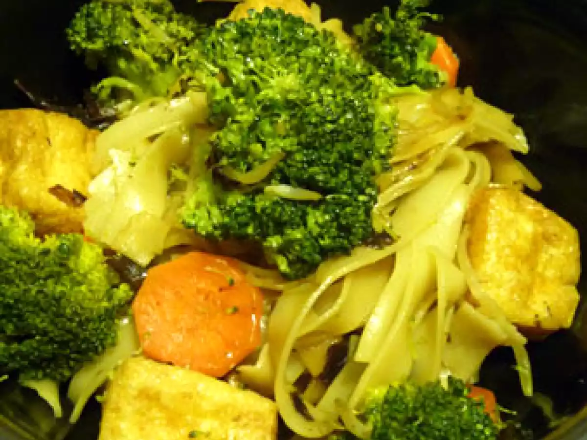 Nouilles de riz sautées aux légumes et au tofu